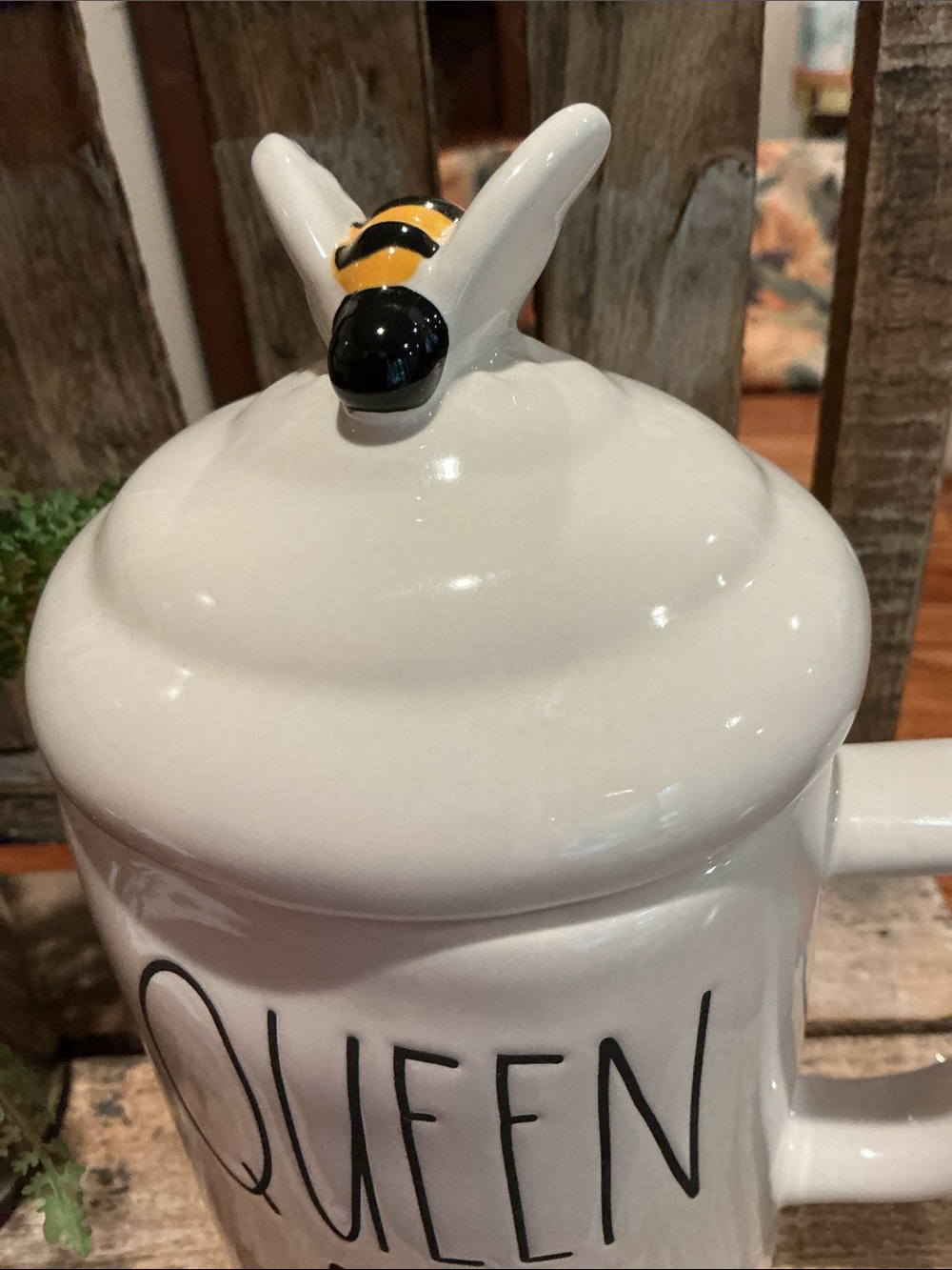 EUC - Rae Dunn QUEEN BEE Mug with Bee Topper - Picture 3 of 6
